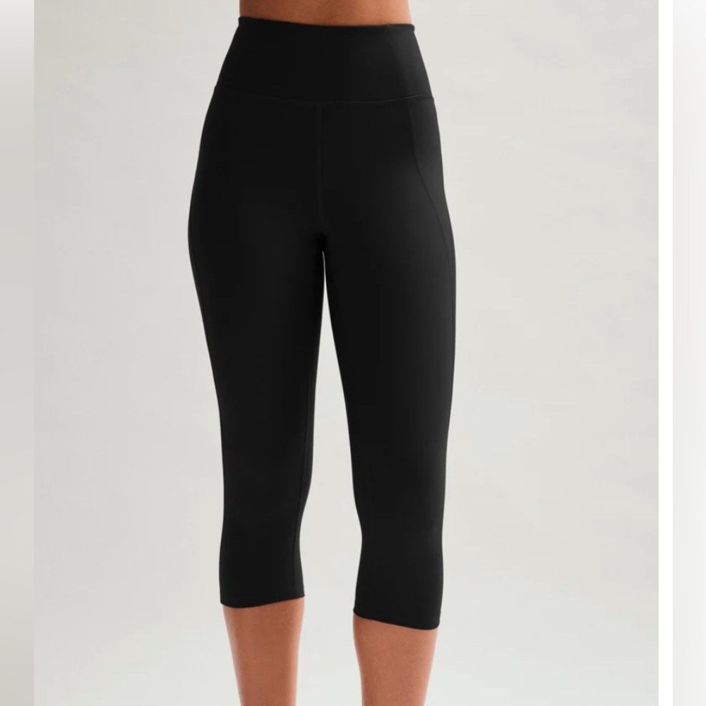 M Girlfriend Collective Compressive High-Waisted Capri Leggings